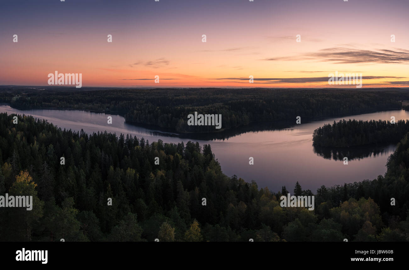 Paysage panoramique avec avant le lever du soleil et le lac à l'automne dans le parc national Banque D'Images