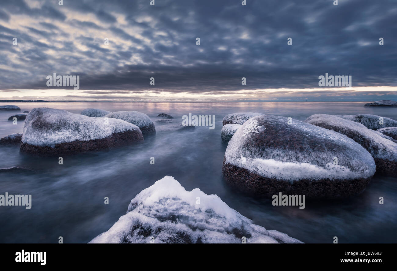 Paysage panoramique avec vue sur la mer et le coucher à l'heure d'hiver dans la côte rocheuse Banque D'Images Paysage panoramique avec vue sur la mer et le coucher à l'heure d'hiver dans la côte rocheuse Banque D'Images