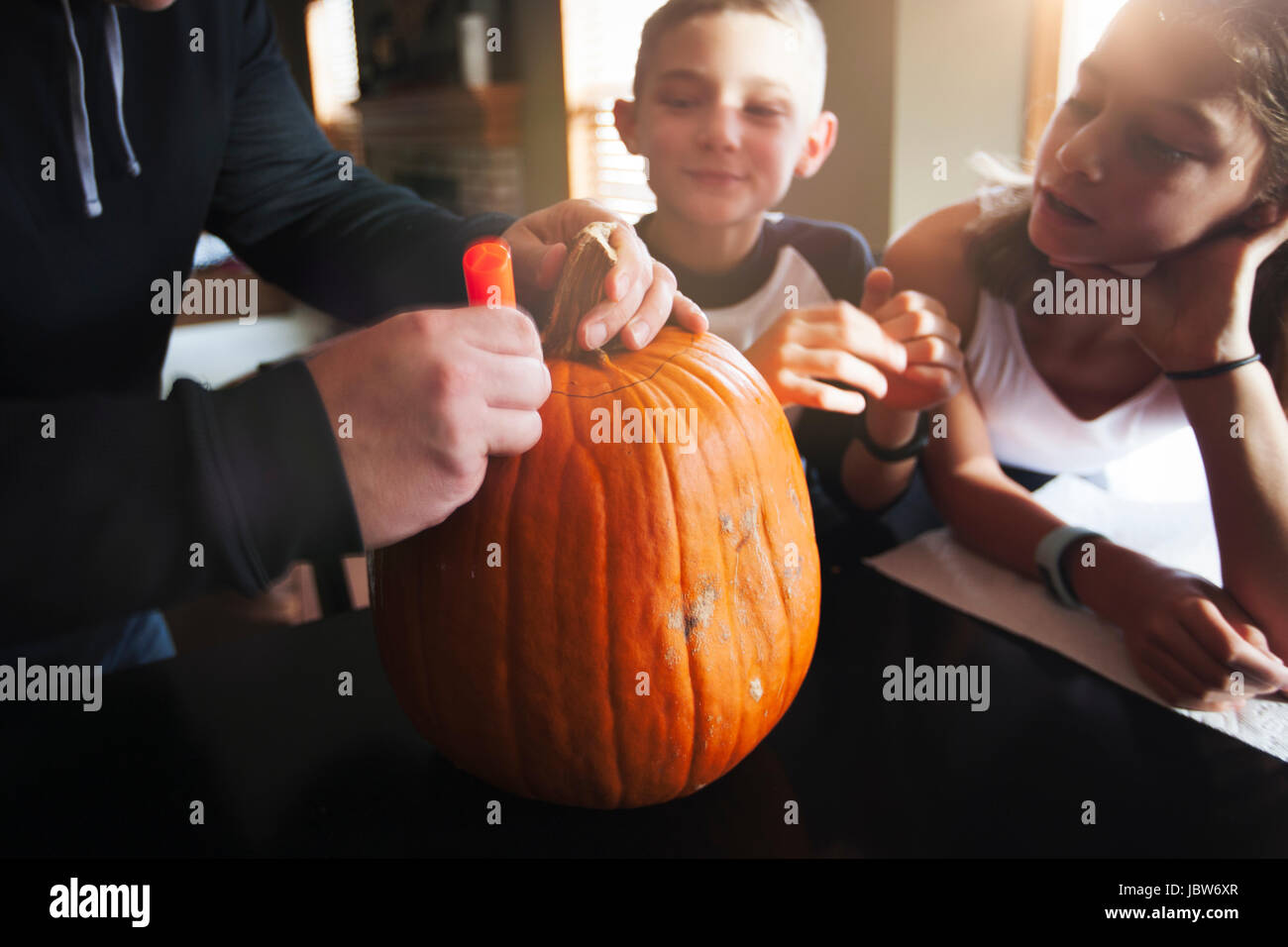 Le père et les enfants pumpkin carving Banque D'Images