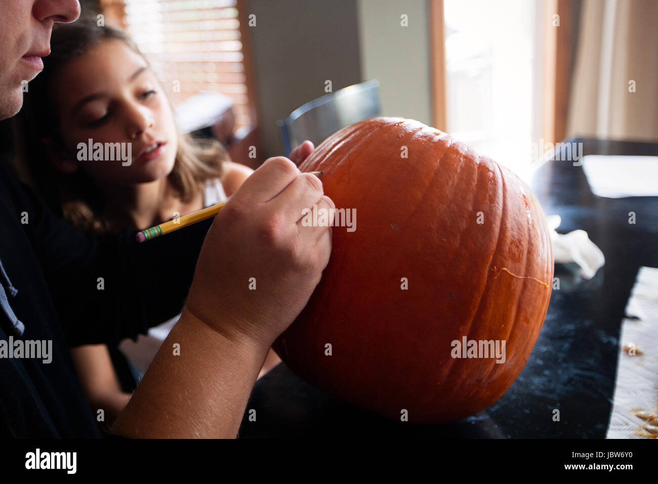 Père et fille pumpkin carving Banque D'Images