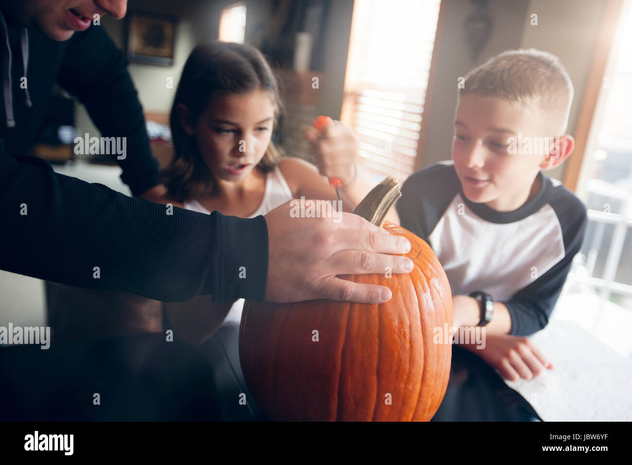 Le père et les enfants pumpkin carving Banque D'Images