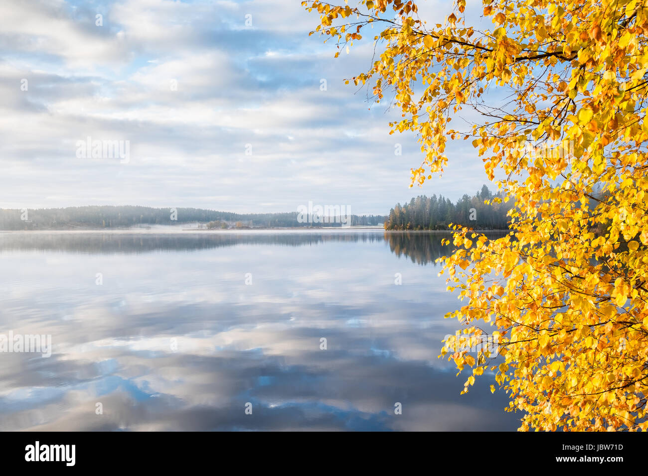 Paysage avec lac et couleurs d'automne à la lumière du matin Banque D'Images
