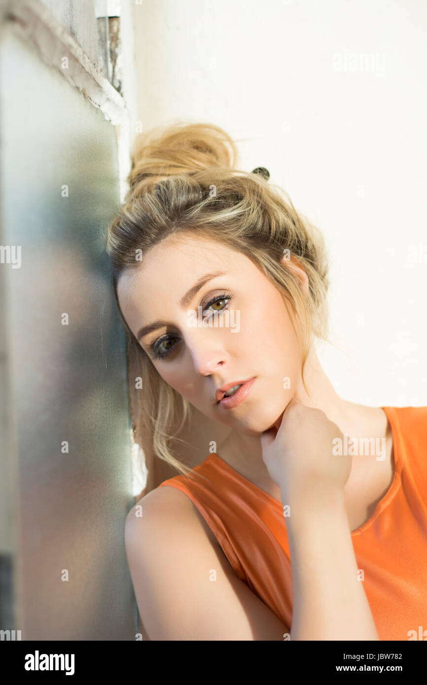 Belle jeune femme appuyée contre la vitre Banque D'Images