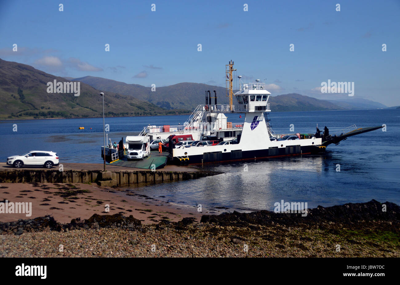 Le Unlaoding Ferry Corran véhicules après avoir traversé le Corran Narrows du continent, les Highlands écossais, Ecosse, Royaume-Uni. Banque D'Images