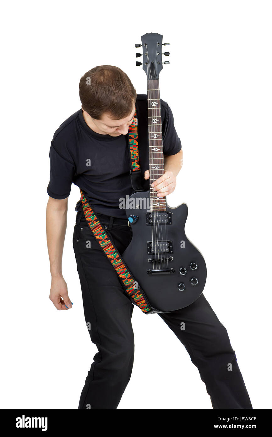 Jeune homme à la guitare électrique isolé sur fond blanc. Interprète de la musique rock Banque D'Images