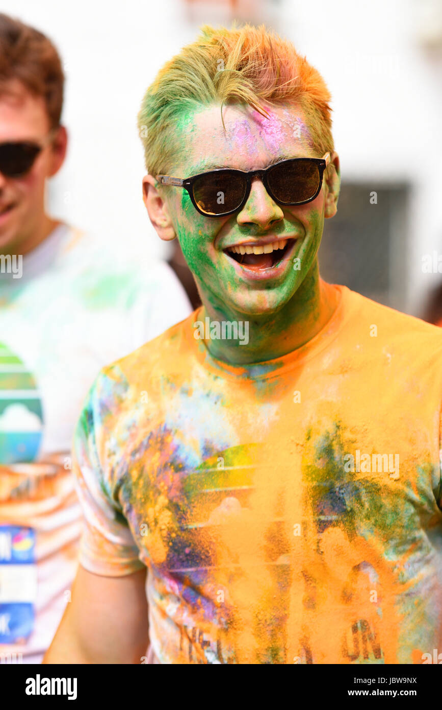 Color Run London, à Wembley Park. Pulvérisé, arrosé de poudre colorée Banque D'Images