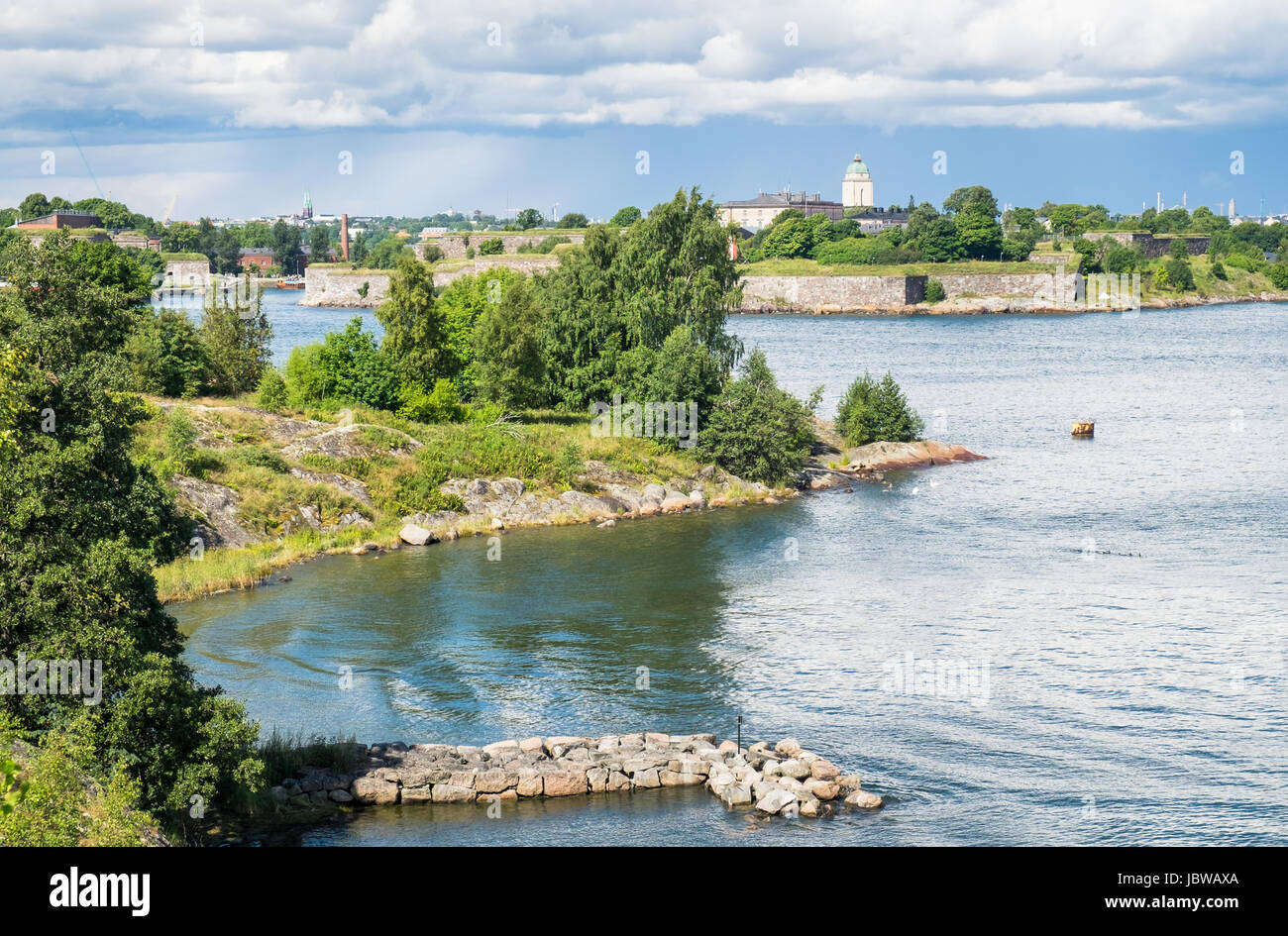 Paysage panoramique avec vue sur la mer et une végétation luxuriante à bright journée d'été en Finlande Banque D'Images Paysage panoramique avec vue sur la mer et une végétation luxuriante à bright journée d'été en Finlande Banque D'Images