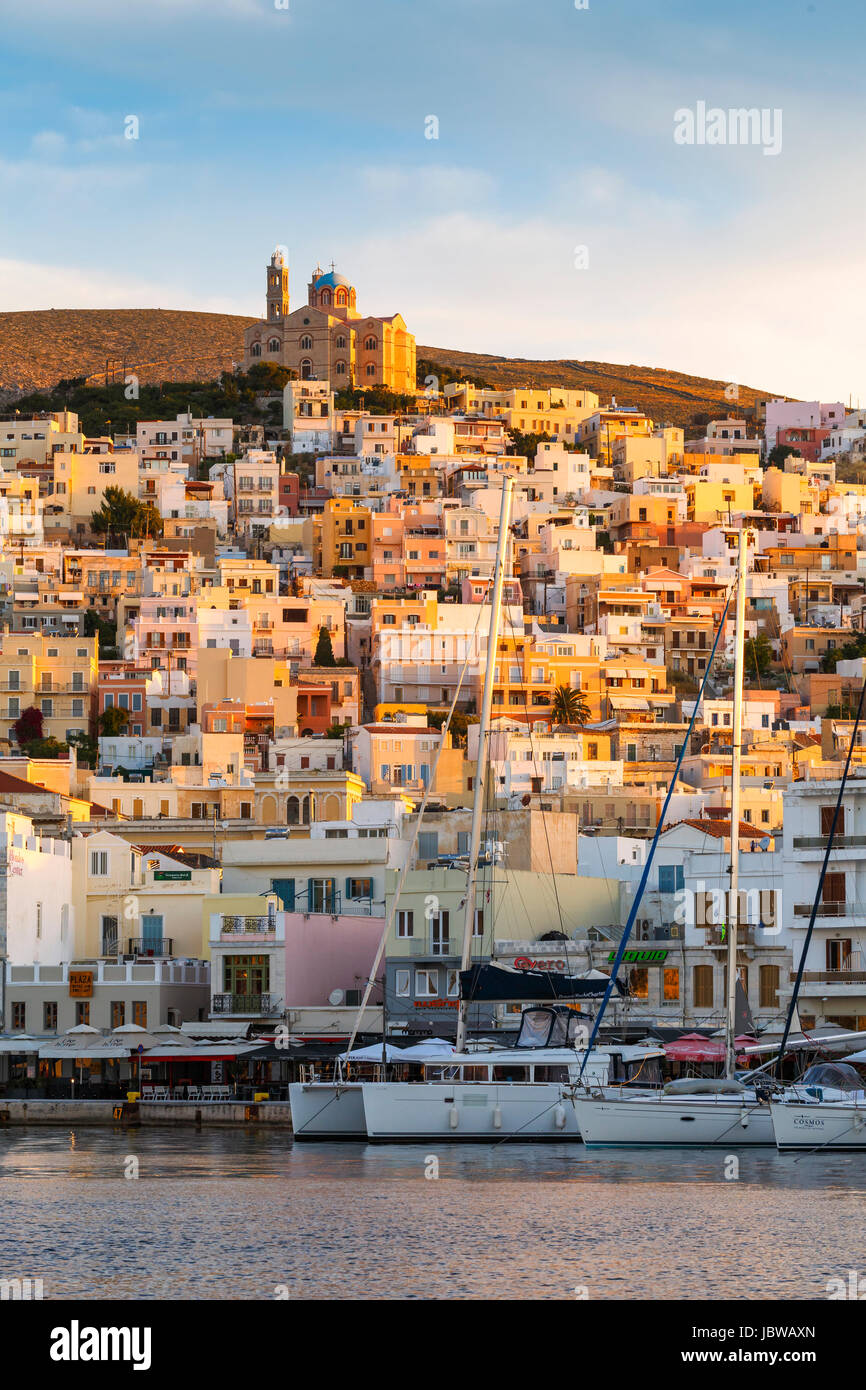 Ville sur l'île de Syros Ermoupoli en Grèce. Banque D'Images