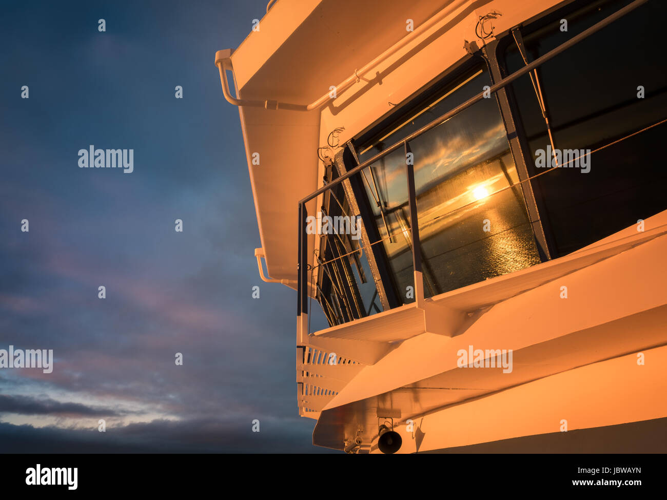 Magnifique coucher de soleil vue depuis le pont du navire au soir dans le golfe de Finlande Banque D'Images Magnifique coucher de soleil vue depuis le pont du navire au soir dans le golfe de Finlande Banque D'Images