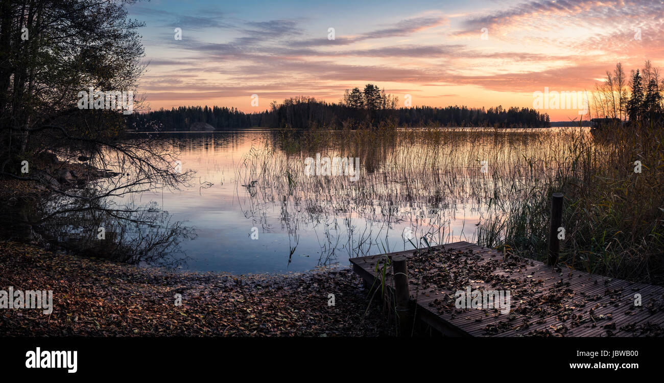Paysage panoramique avec le coucher du soleil et le lac à l'automne Banque D'Images