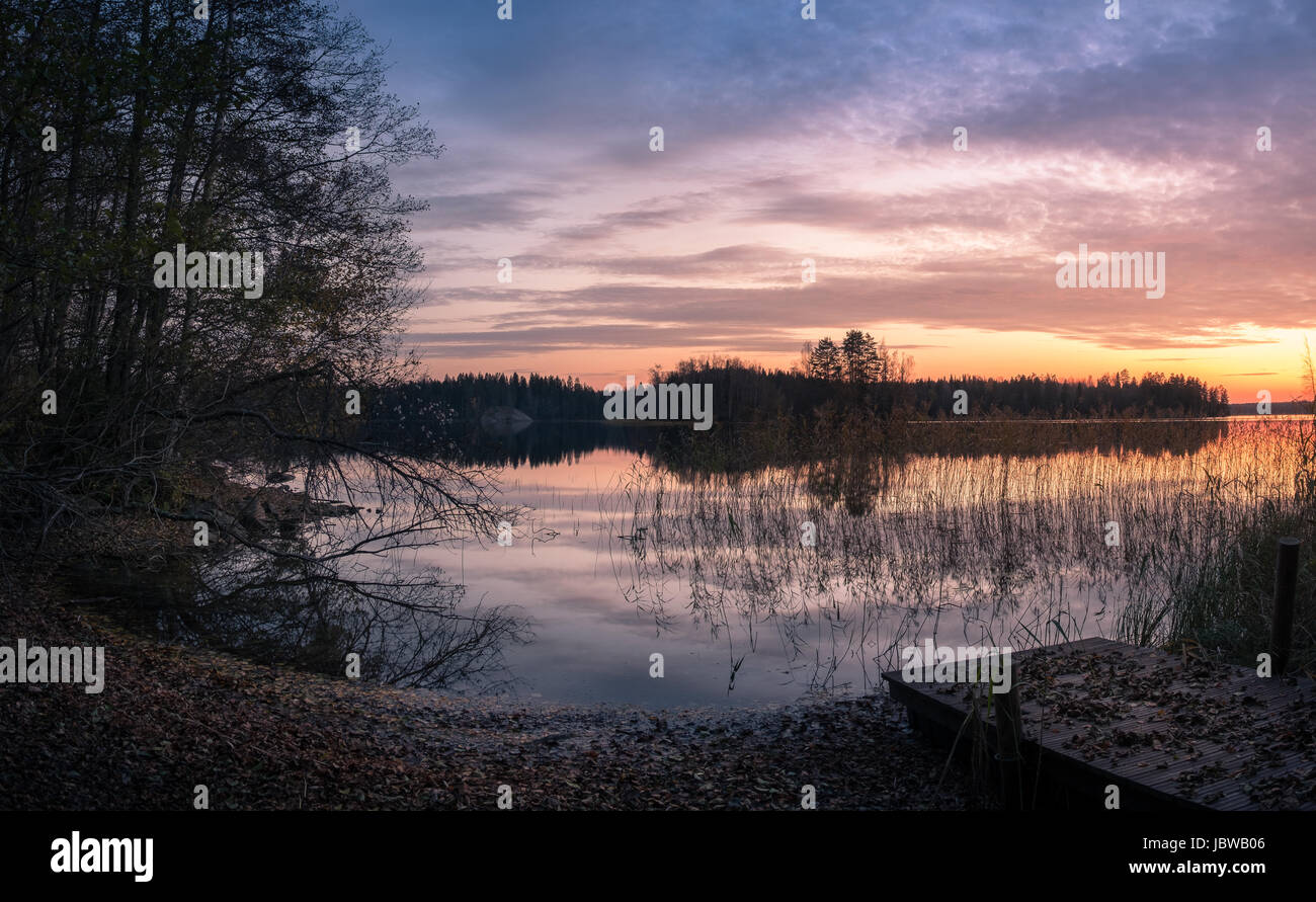Paysage panoramique avec le coucher du soleil et le lac à l'automne Banque D'Images