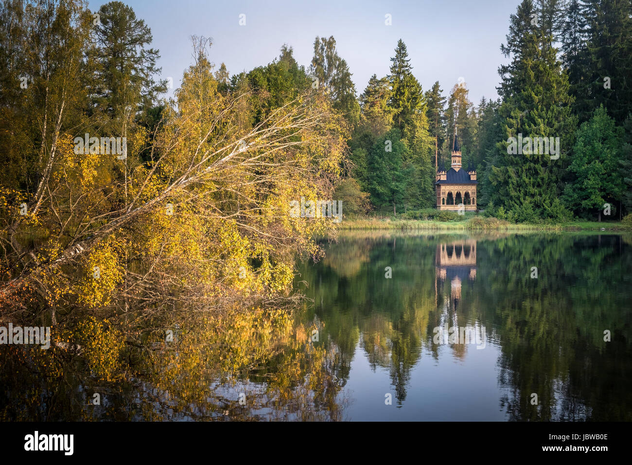 Paysage avec lac et couleurs d'automne à la lumière du matin Banque D'Images