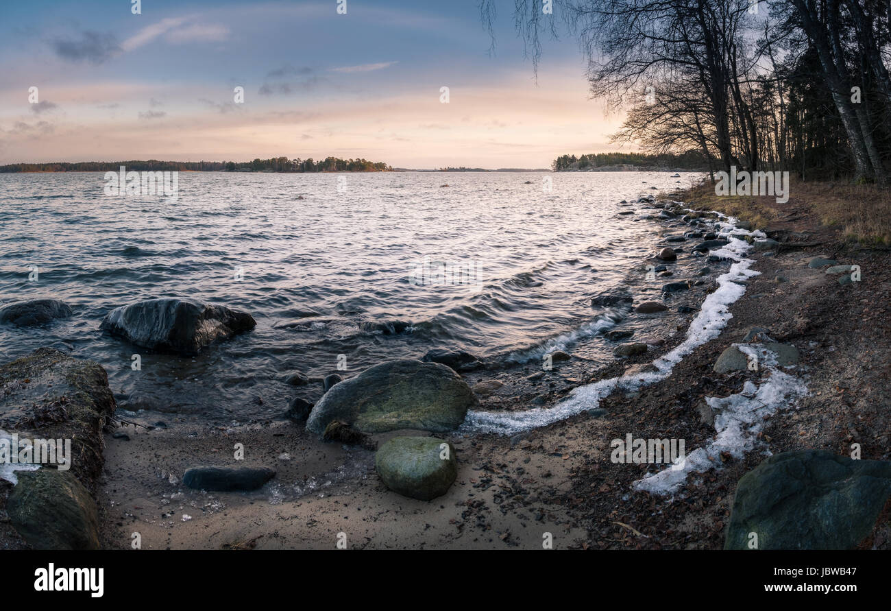 Paysage panoramique avec vue sur la mer et le lever du soleil au matin en Côte, Finlande Banque D'Images Paysage panoramique avec vue sur la mer et le lever du soleil au matin en Côte, Finlande Banque D'Images