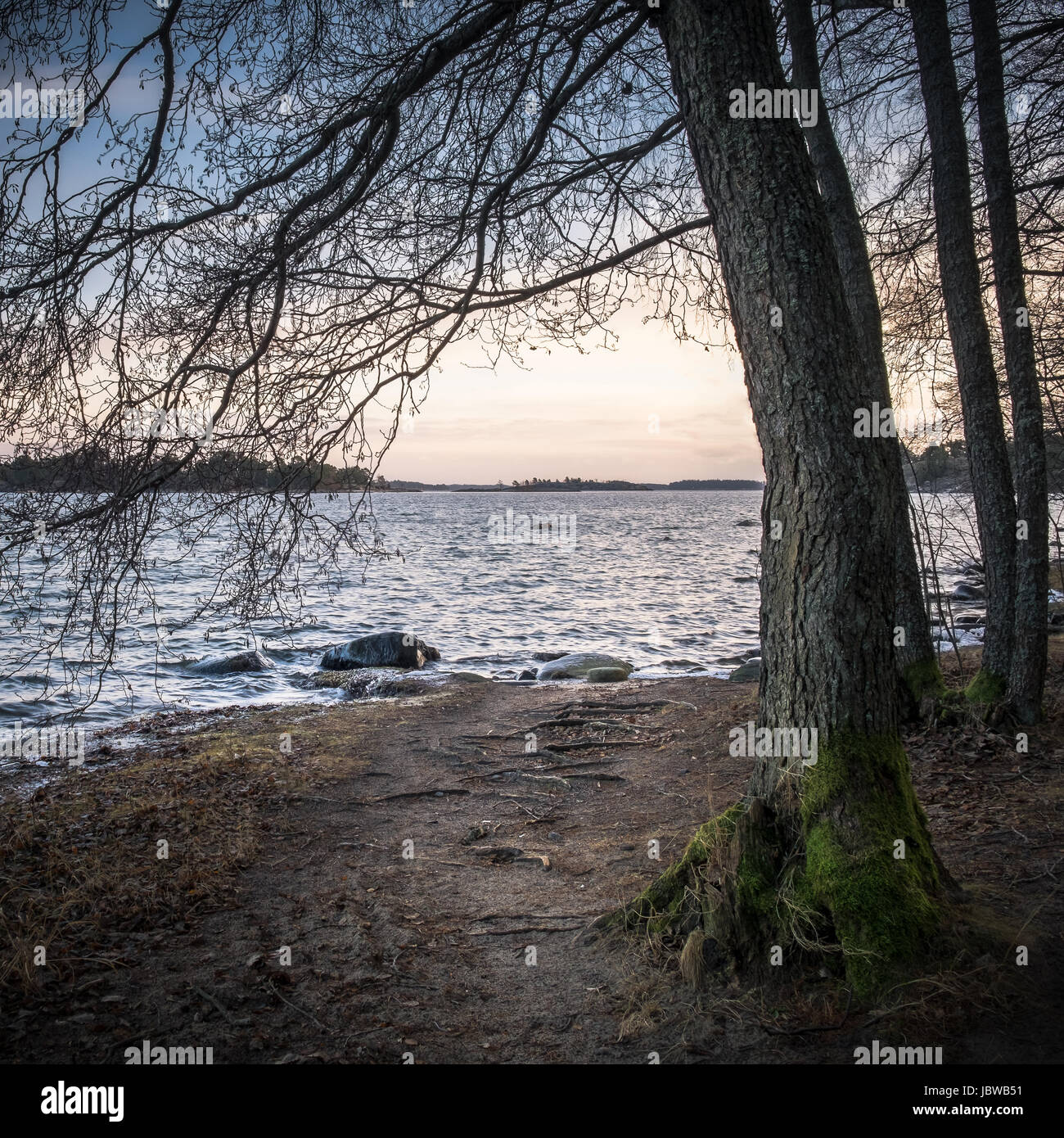 Paysage panoramique avec vue sur la mer et le lever du soleil au matin en Côte, Finlande Banque D'Images Paysage panoramique avec vue sur la mer et le lever du soleil au matin en Côte, Finlande Banque D'Images