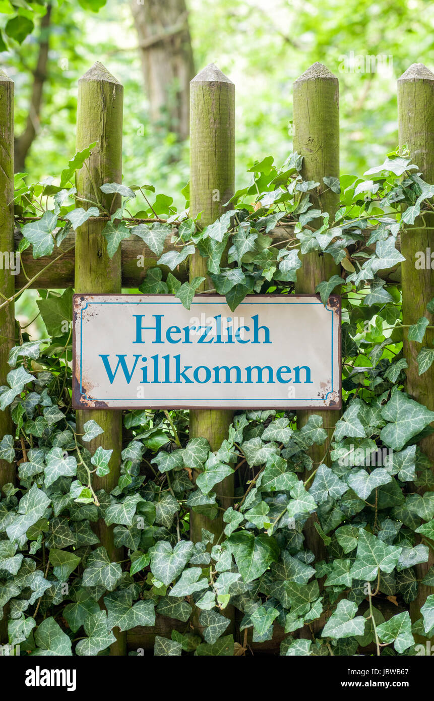 Altes Blechschild Aufschrift mit Herzlich Willkommen Banque D'Images