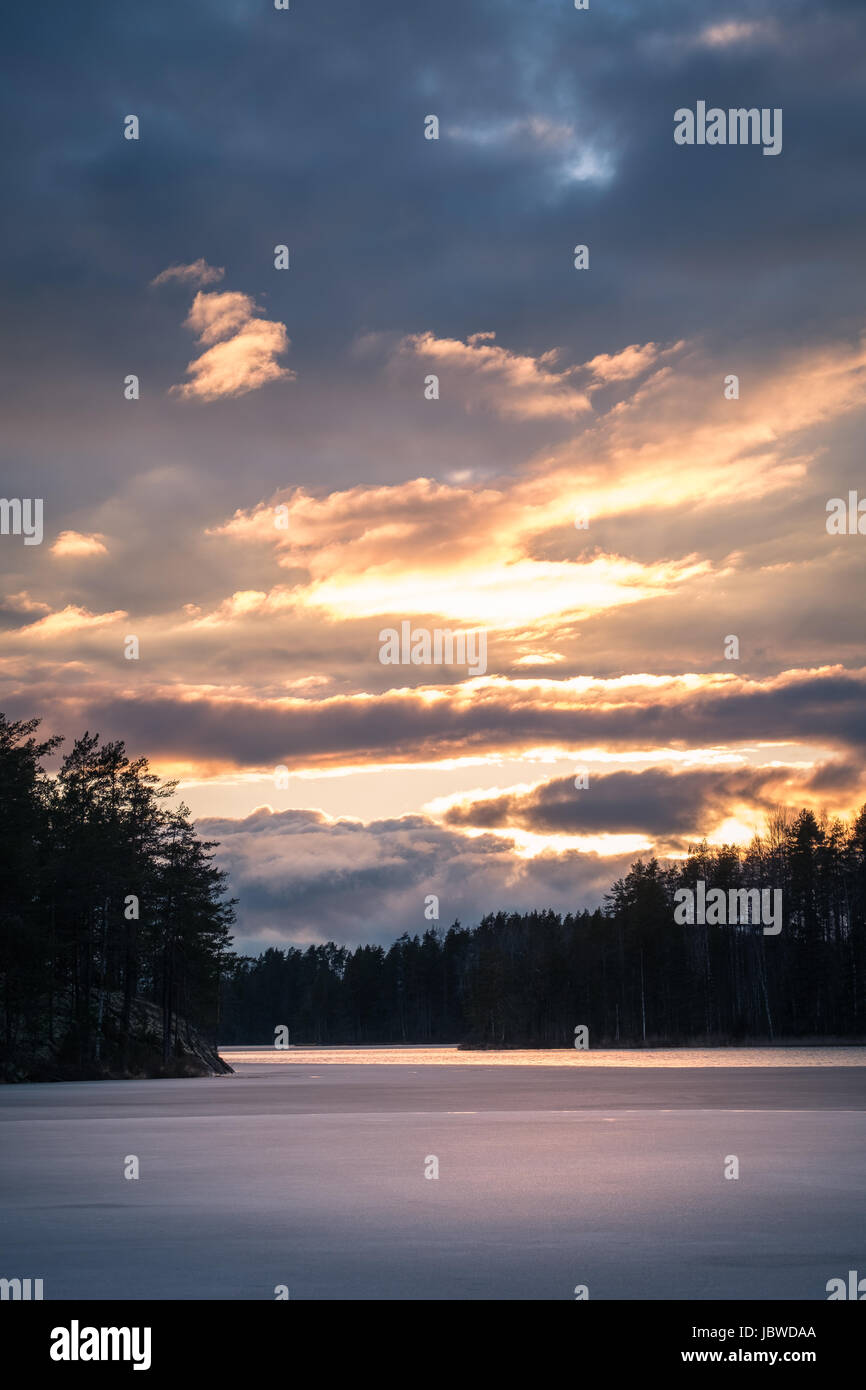 Paysage panoramique avec ciel dramatique et coucher du soleil à soir en Finlande Banque D'Images