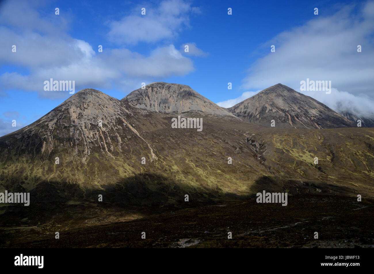 Ciche na Beinne, Mheadhonach Deirge Beinn Dearg et la montagne écossaise Graham Beinn Dearg Mhor de Druim Eadar Da' Dromore West, Ile de Skye, Ecosse. Banque D'Images