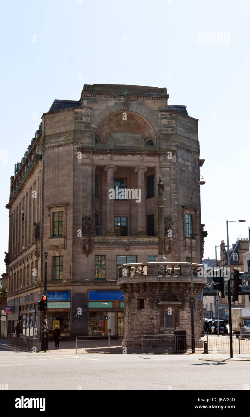 GLASGOW, ÉCOSSE - 3 mai 2017 : Le Mercat Building (1928-33) avec le marché (Marché) Croix en face d'elle se tenir sur la Gallowgate Glasgow à C Banque D'Images