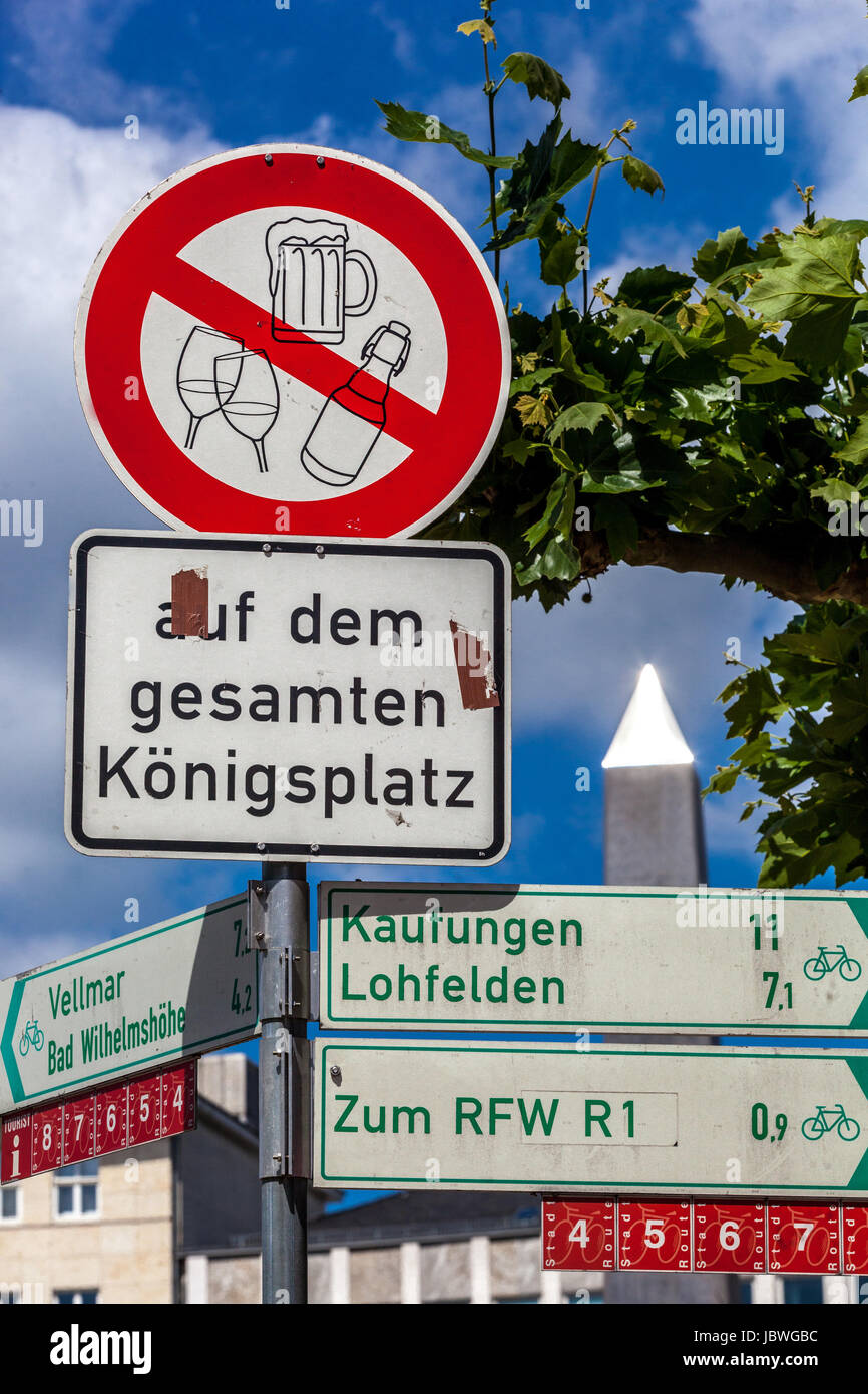 Panneau interdisant l'usage de boire de l'alcool sur la place Königsplatz, Kassel, Hesse, Allemagne Banque D'Images