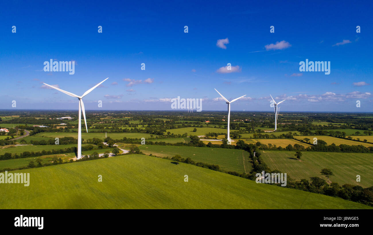 Photo aérienne des éoliennes dans un champ près de Saint Hilaire de Chaleons, Loire Atlantique, France Banque D'Images