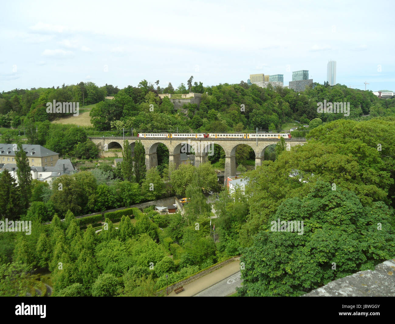 Train la Passerelle, 24 viaduc Arches dans la ville de Luxembourg, Luxembourg Banque D'Images