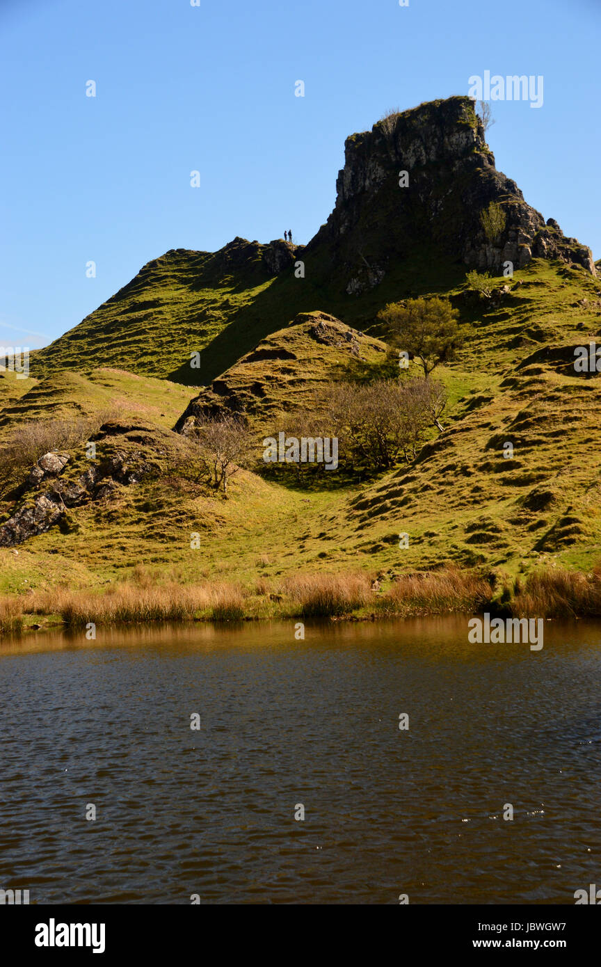 Deux personnes près de la tour de château rocheux Ewen et les monticules en forme de cône dans Fairy Glen Uig, Isle of Skye, North West Highlands, Ecosse. Banque D'Images