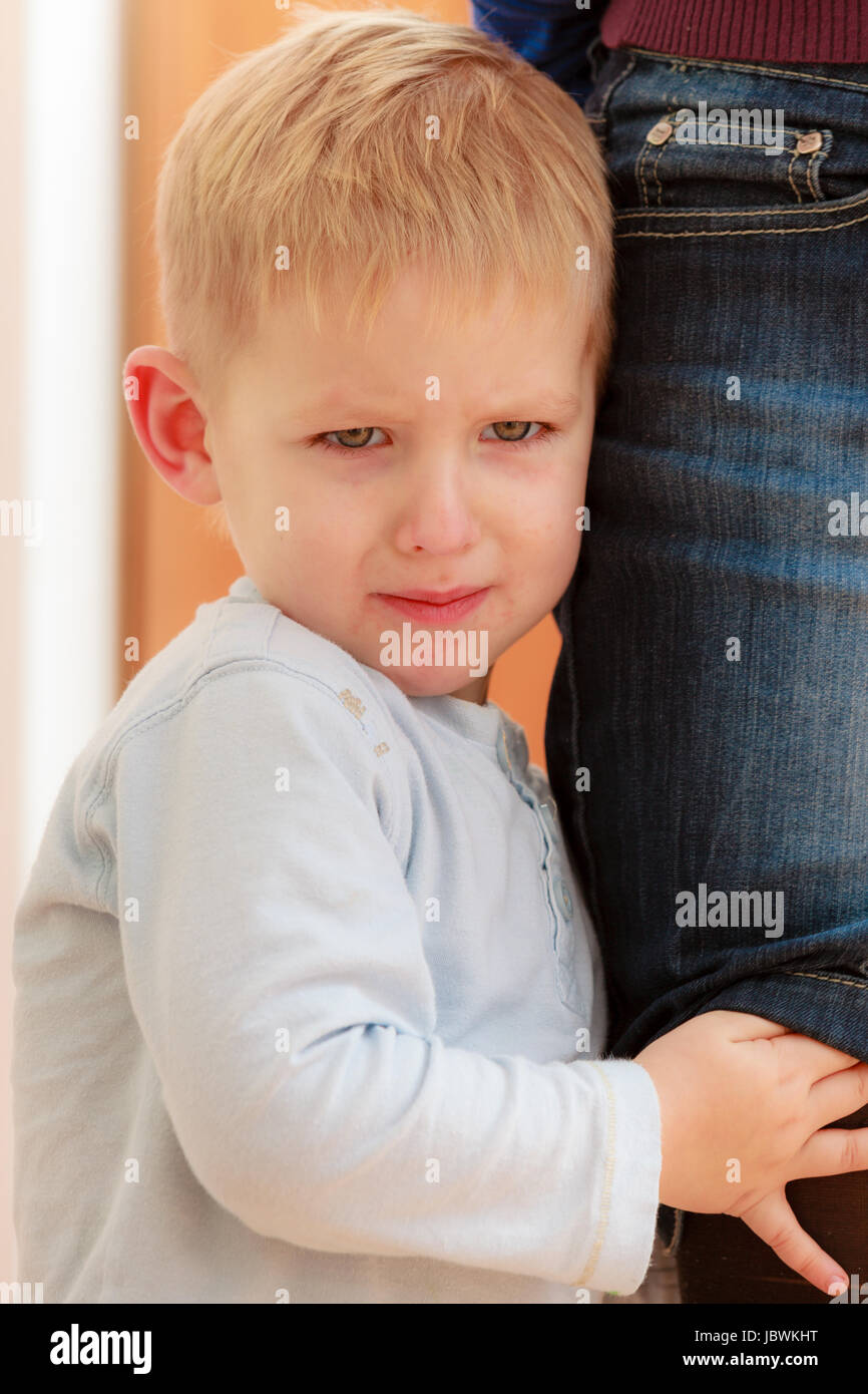 Kid crying mother leg Banque de photographies et d'images à haute  résolution - Alamy