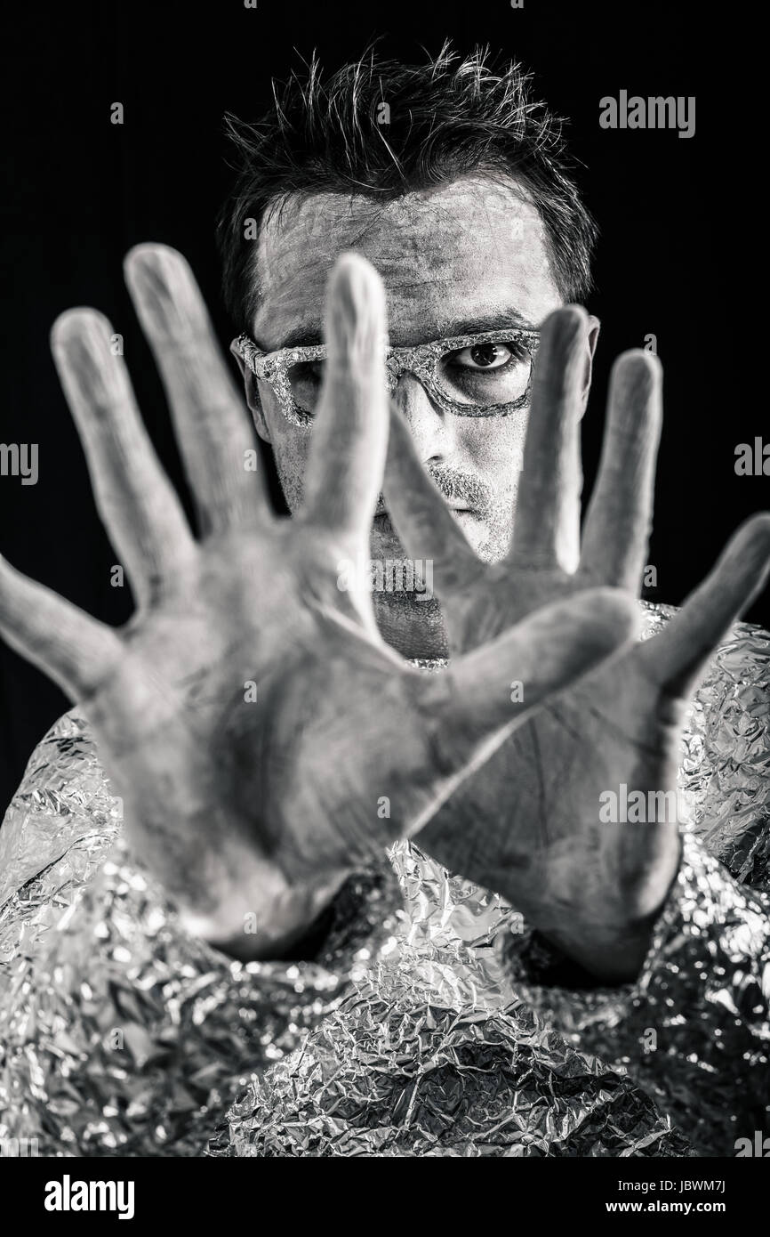 Portrait d'homme mystérieux montrant ses mains. Banque D'Images