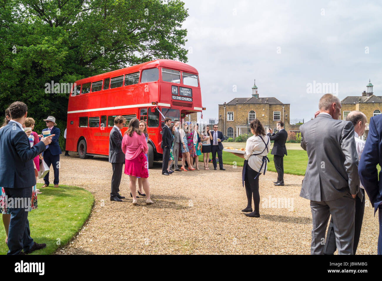 Double-decker rouge Routemaster bus Londres RML883 utilisé comme voiture de mariage, Chigwell, Essex, Angleterre Banque D'Images