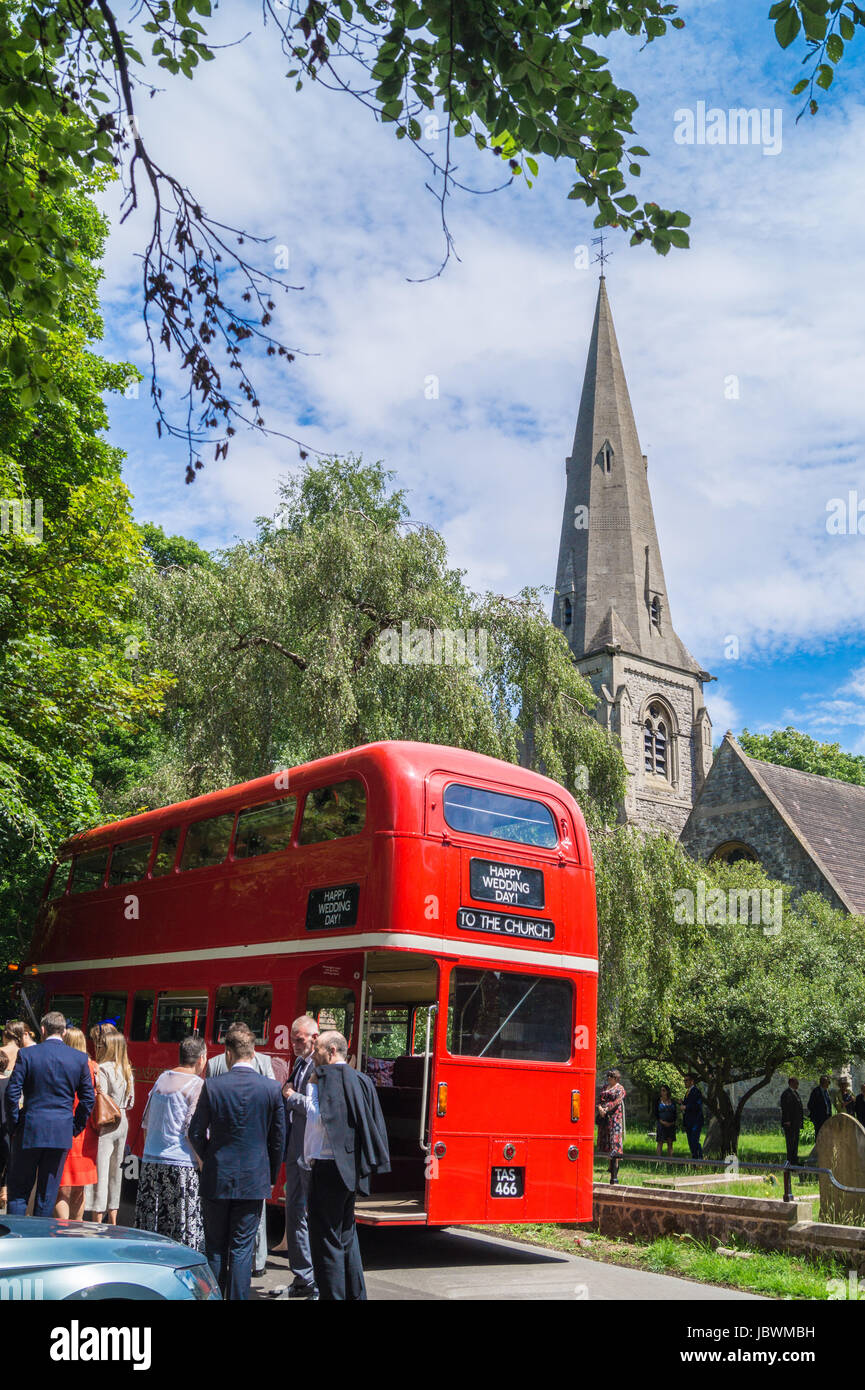 Double-decker rouge Routemaster bus Londres RML883 utilisé comme un mariage, voiture, Église Saints Innocents, High Beach, la Forêt d'Epping, Essex, Angleterre Banque D'Images
