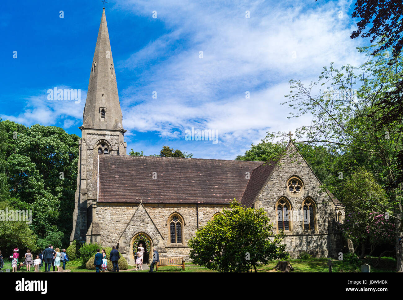 Une fête de mariage à l'extérieur de l'Église Saints Innocents, High Beach, la Forêt d'Epping, Essex, Angleterre Banque D'Images