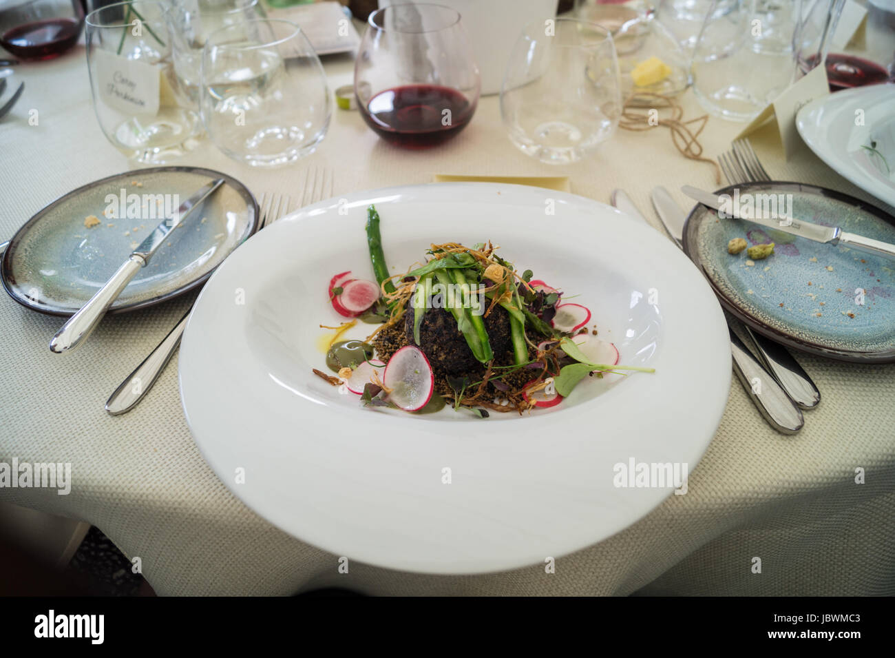 Risotto aux asperges arancini de truffes et champignons herbes par 'big' Andrew Walker, chef de renom, à un déjeuner de mariage, Chigwell, Essex, Angleterre Banque D'Images