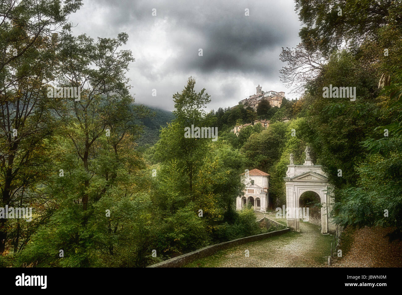 Mont Sacré de Varese dans un après-midi ensoleillé de septembre avec la forêt verte et ciel gris - Piémont, Italie Banque D'Images