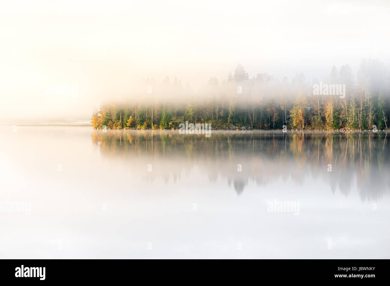 Paysage avec lac et couleurs d'automne à la lumière du matin Banque D'Images