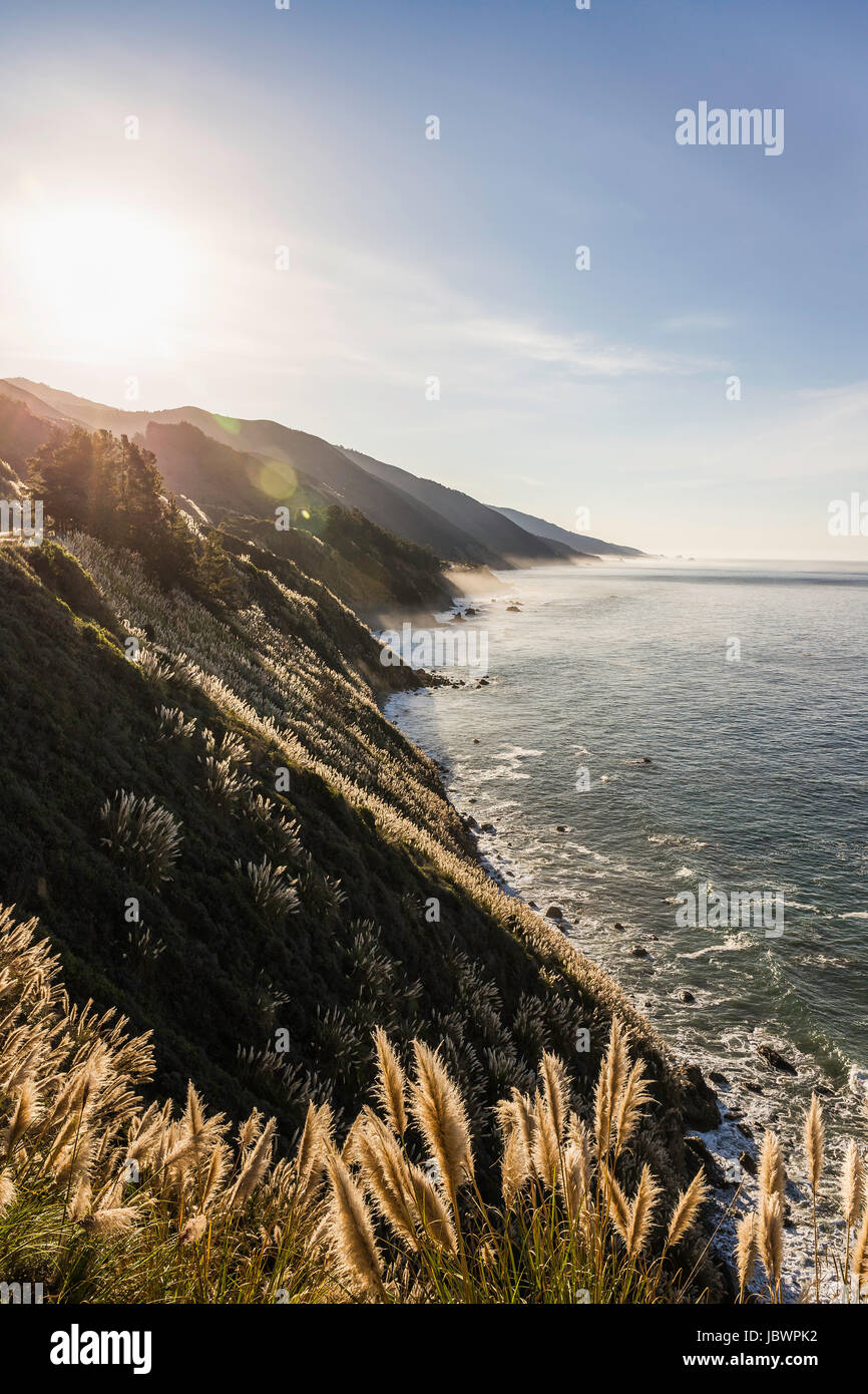 Soleil, vue sur les falaises et la mer, Big Sur, Californie, USA Banque D'Images