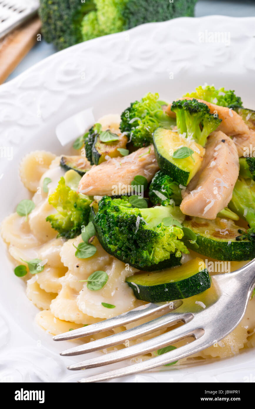 Pâtes Farfalle avec les courgettes et brocoli Banque D'Images