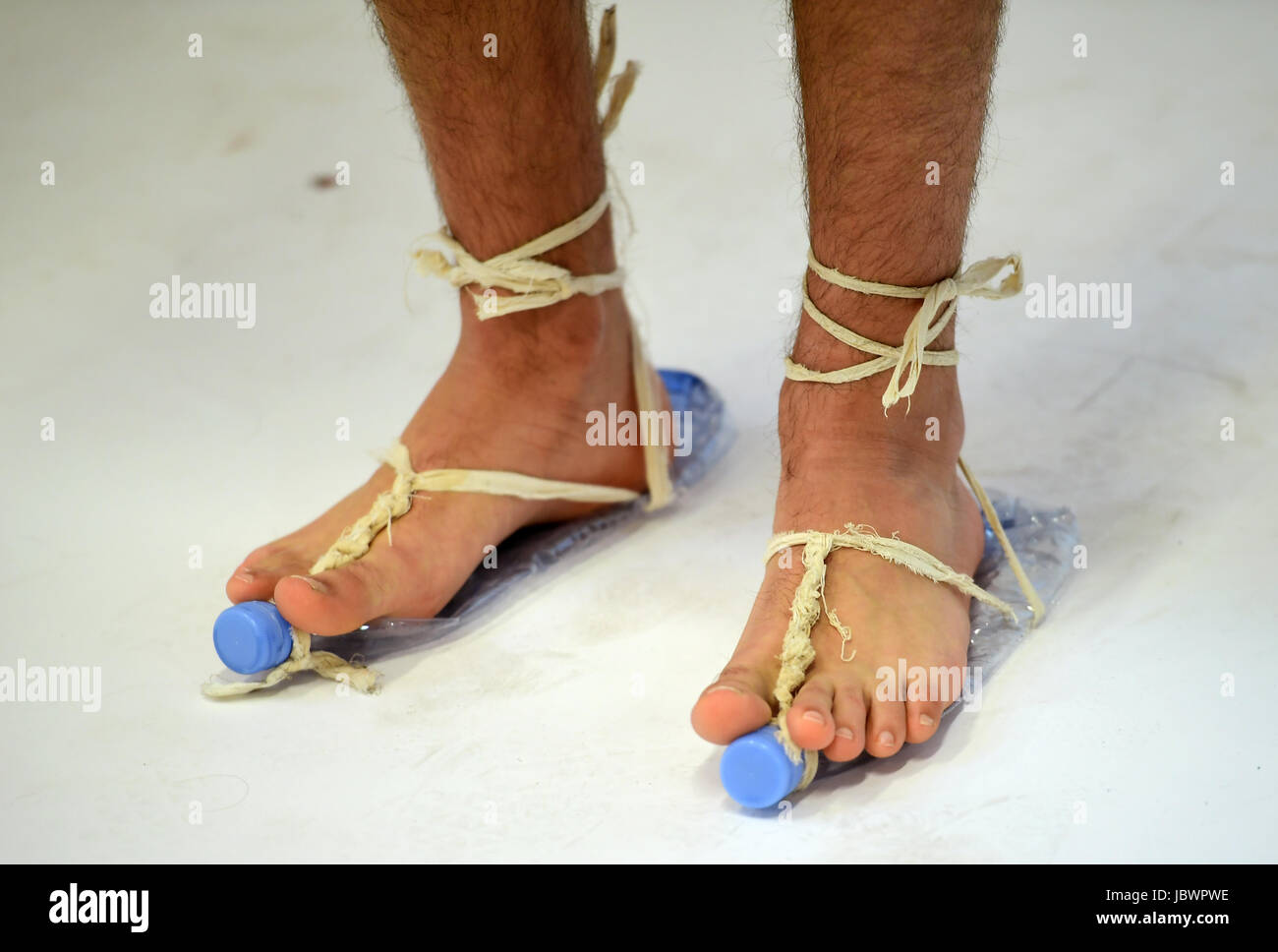 Un modèle de chaussures fabriquées à partir de bouteilles recyclées au cours de la Vivienne Westwood show dans le cadre de Londres Collections Mode Hommes 2018. ASSOCIATION DE PRESSE Photo. Photo date : lundi 12 juin, 2017. Crédit photo doit se lire : Ian West/PA Wire Banque D'Images