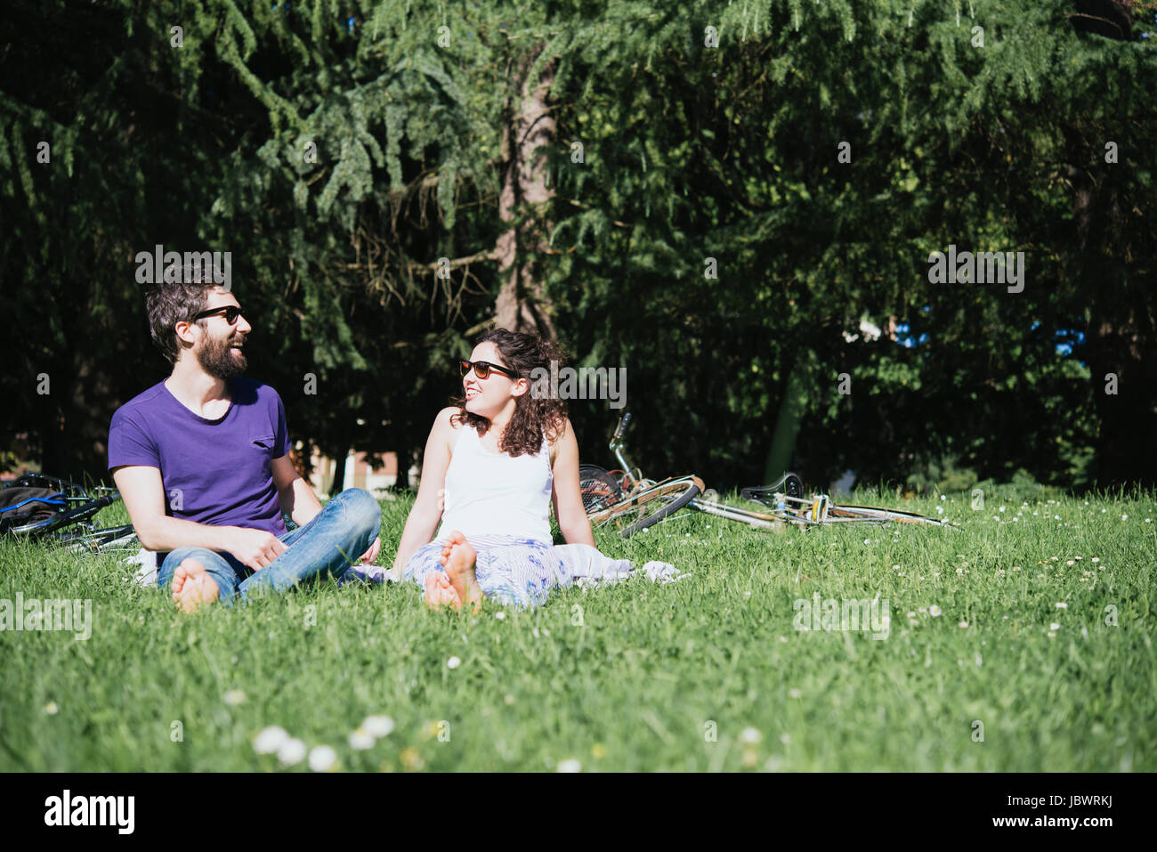 Couple sitting chatting in park, Arezzo, Toscane, Italie Banque D'Images