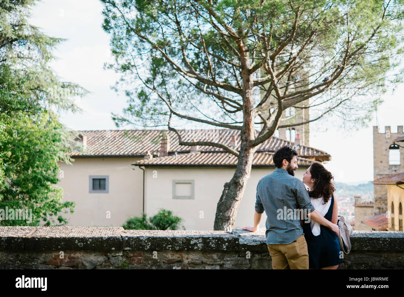 Vue arrière du couple à regarder les uns les autres, Arezzo, Toscane, Italie Banque D'Images