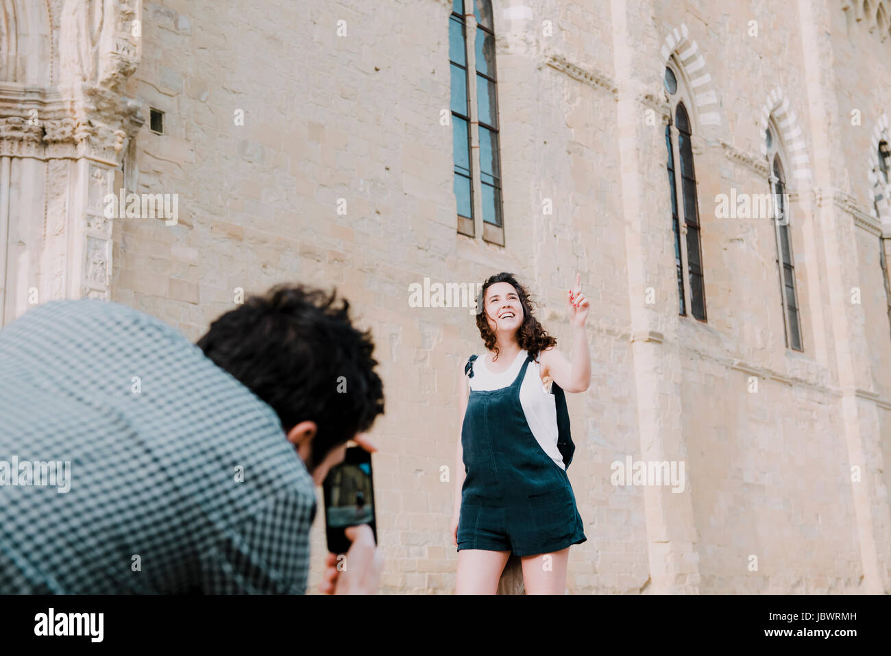 Plus d'épaule de l'homme photographie petite amie en la cathédrale d'Arezzo, Arezzo, Toscane, Italie Banque D'Images
