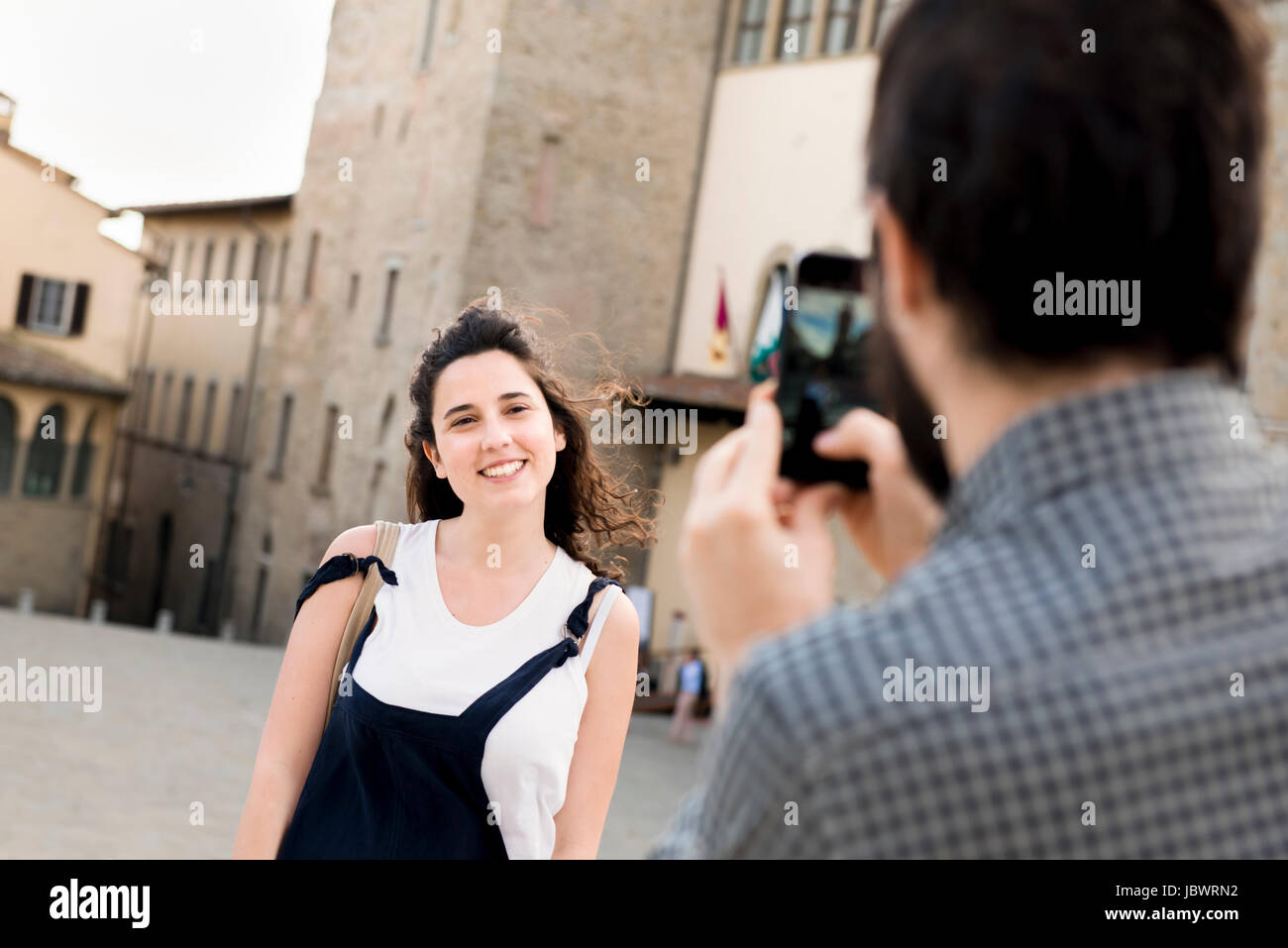 Plus d'épaule de l'homme photographie petite amie en la cathédrale d'Arezzo, Arezzo, Toscane, Italie Banque D'Images