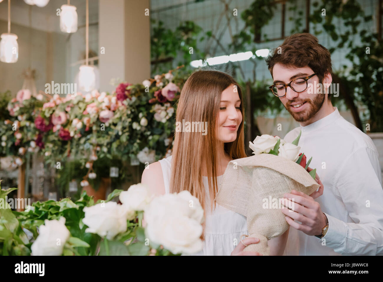 Couple dans le magasin de fleurs, sélection bouquet de fleurs Banque D'Images