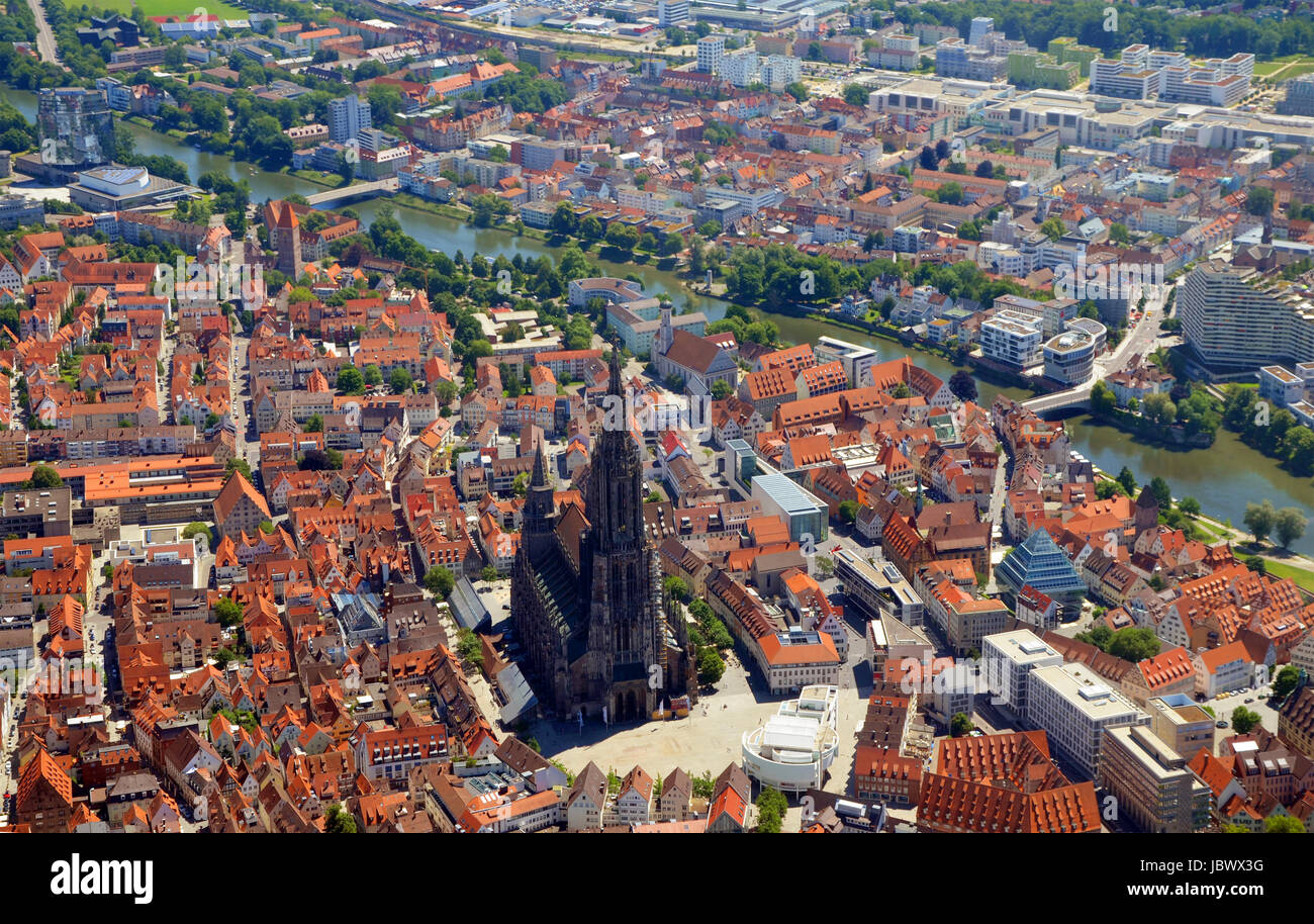 Une vue aérienne de la cathédrale d'Ulm (Ulmer Münster) et Ulm, Allemagne du sud sur une journée ensoleillée Banque D'Images