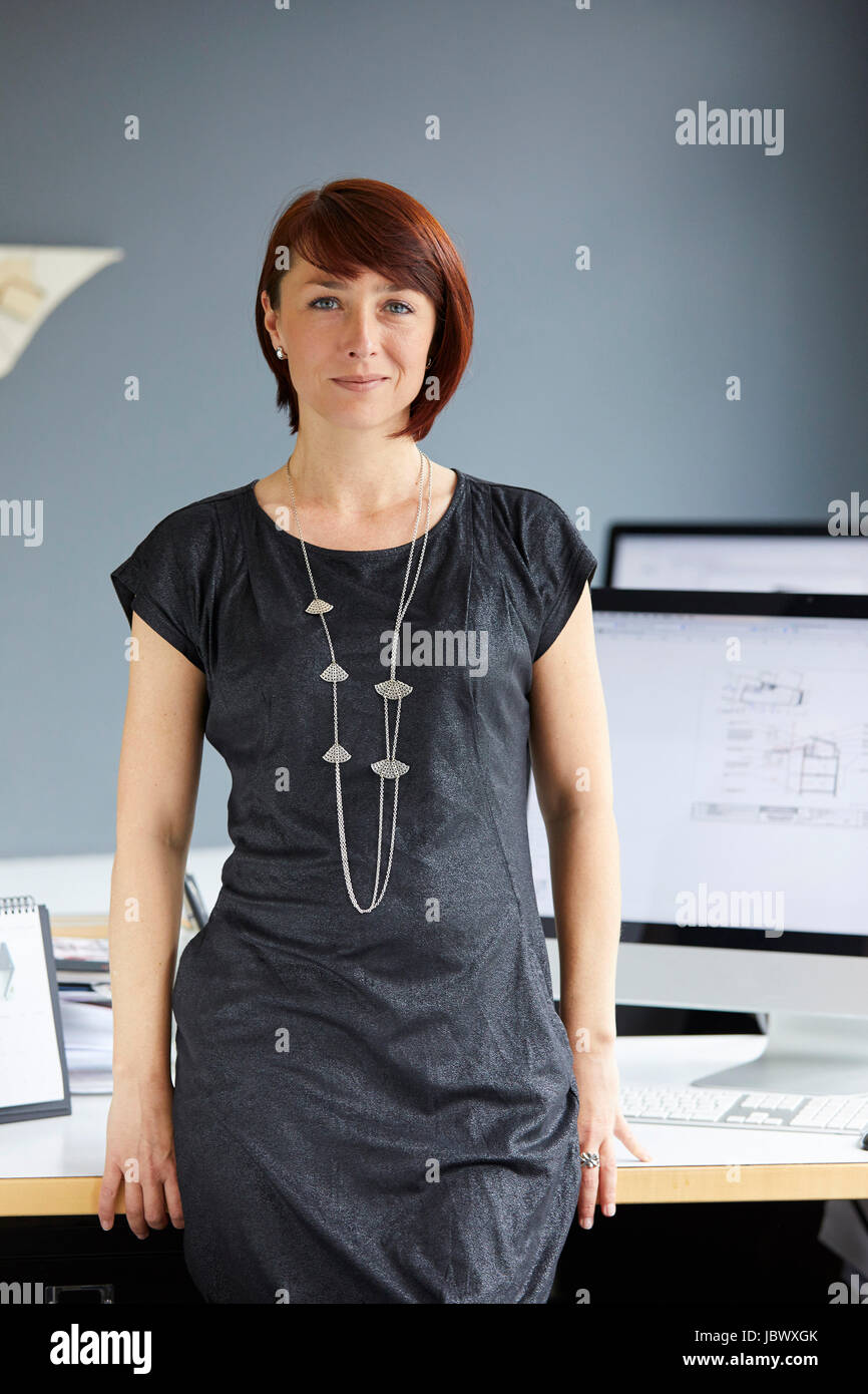 Portrait of female designer at office desk Banque D'Images
