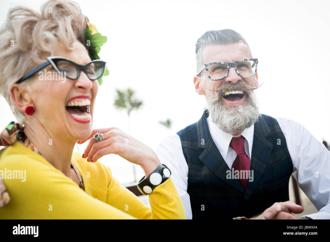 Style années 50 vintage couple laughing together at coast Banque D'Images