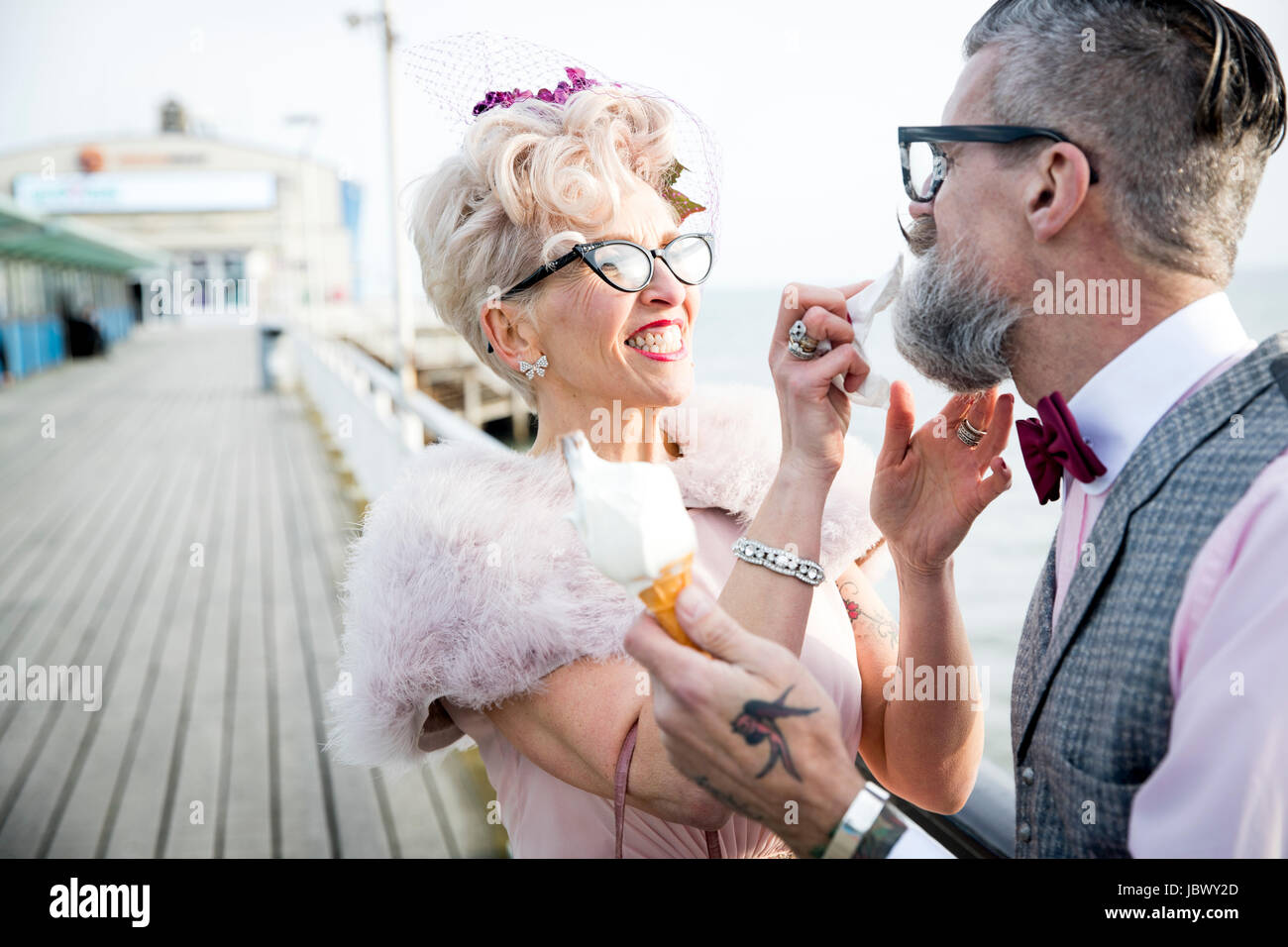 Années 1950 vintage woman style boyfriend's beard essuyage sur pier Banque D'Images