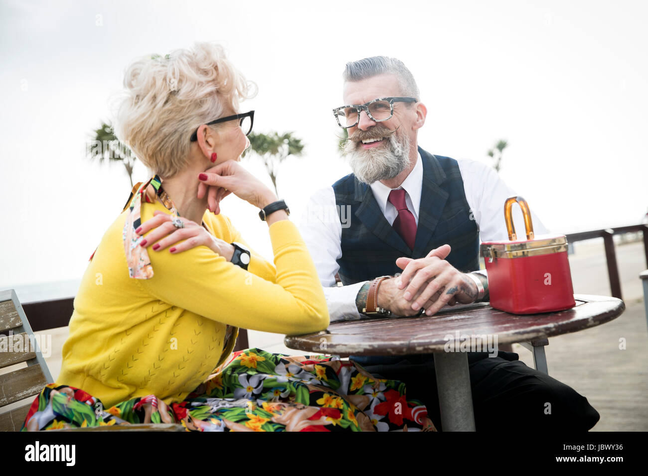 Années 50 vintage style couple chatting at coast Banque D'Images