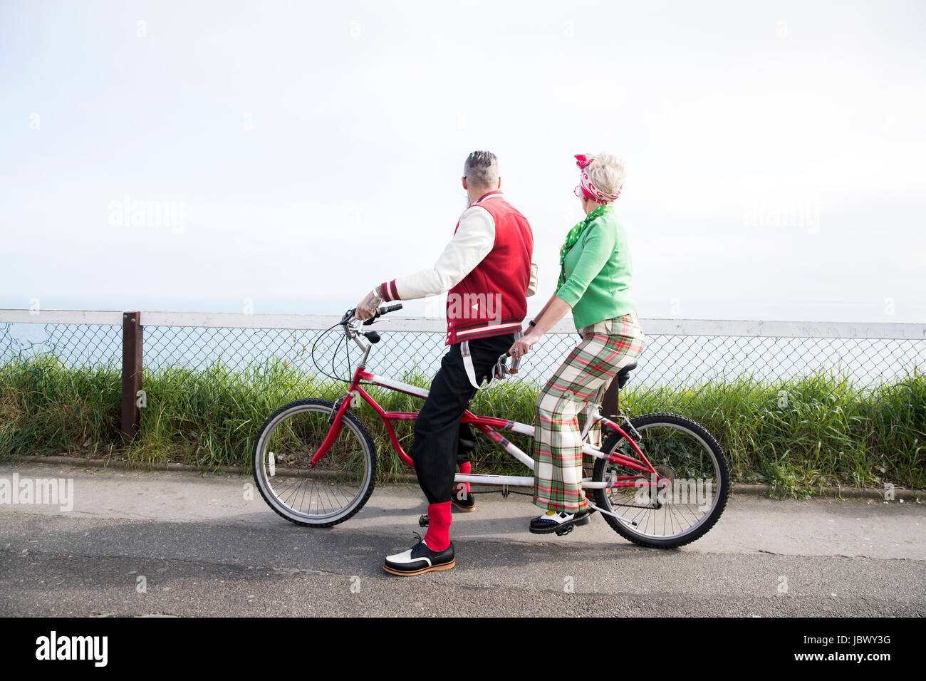 Années 1950 vintage couple style à partir de la côte à vélo tandem Banque D'Images