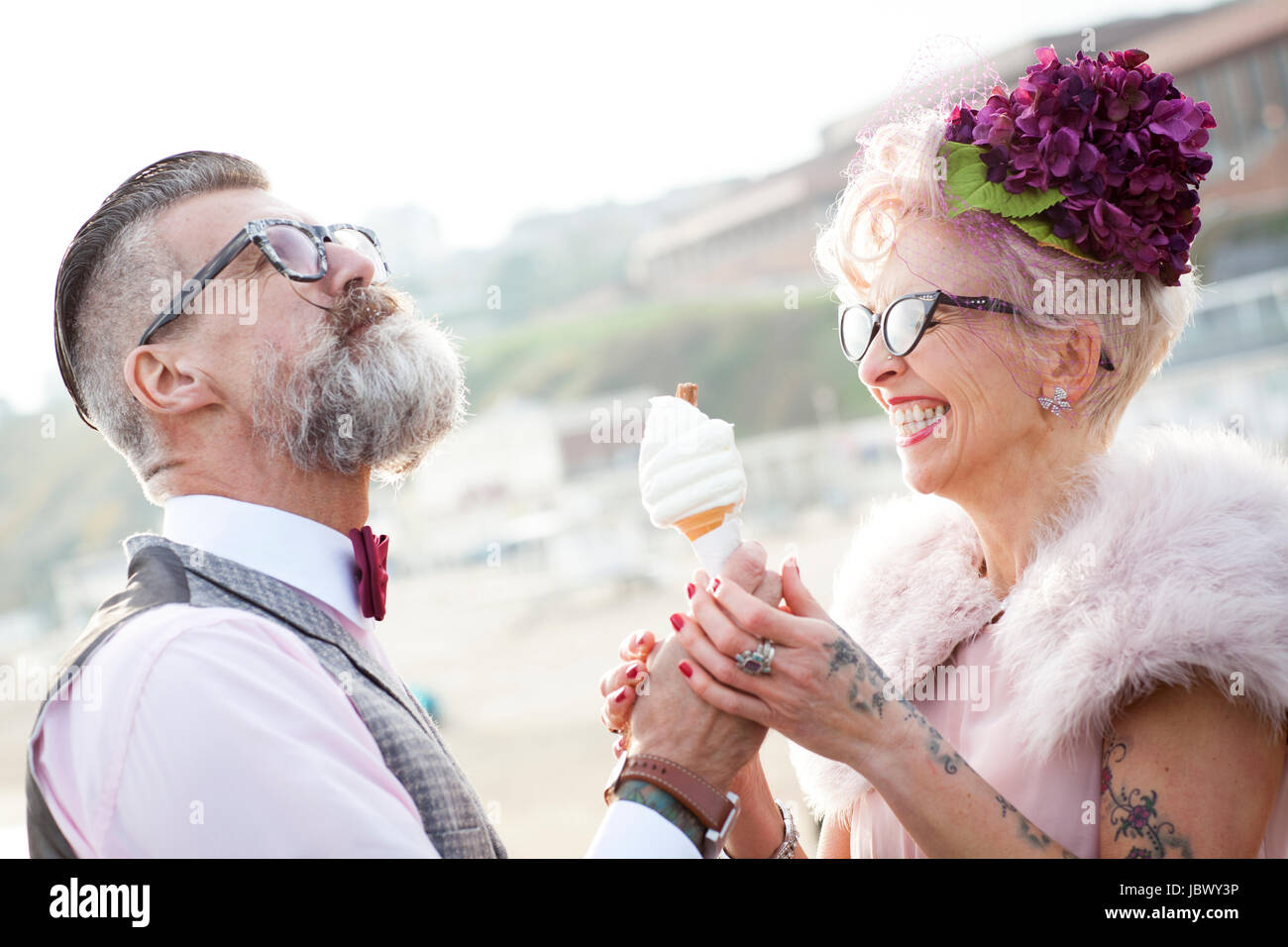 Style années 50 vintage couple avec ice cream cone at beach Banque D'Images