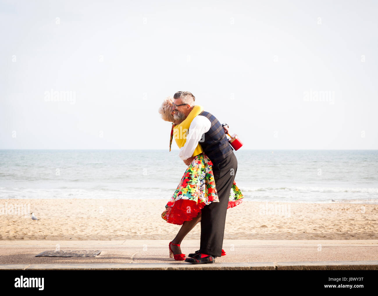 Style vintage des années 50 de l'autre couple hugging at beach Banque D'Images